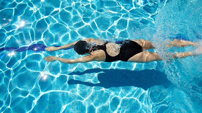 Bơi lội thường xuyên giúp kéo giãn các đốt sống