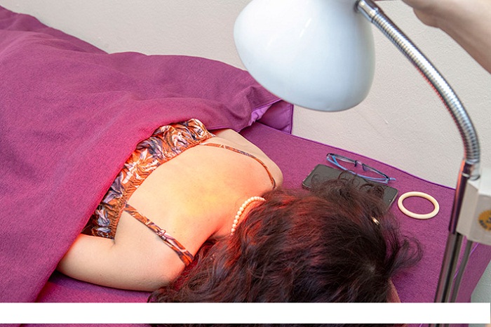 Chiếu đèn hồng ngoại tăng lưu thông máu đến vùng vai gáy