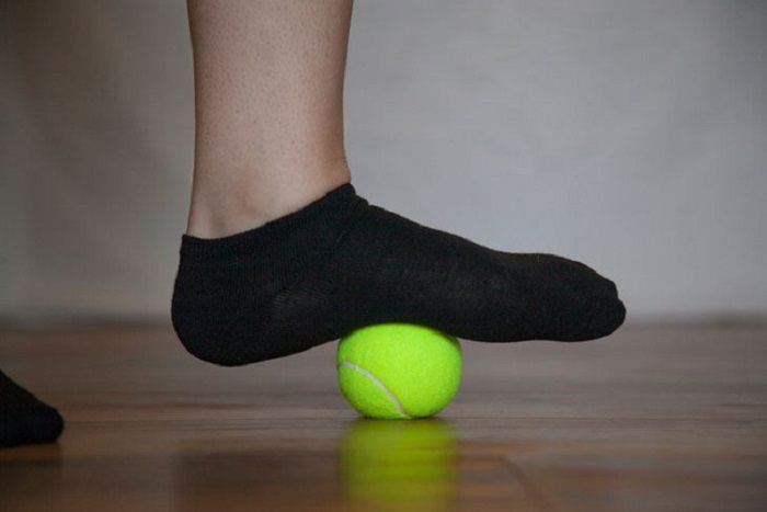 Lăn chân với trái bóng tennis