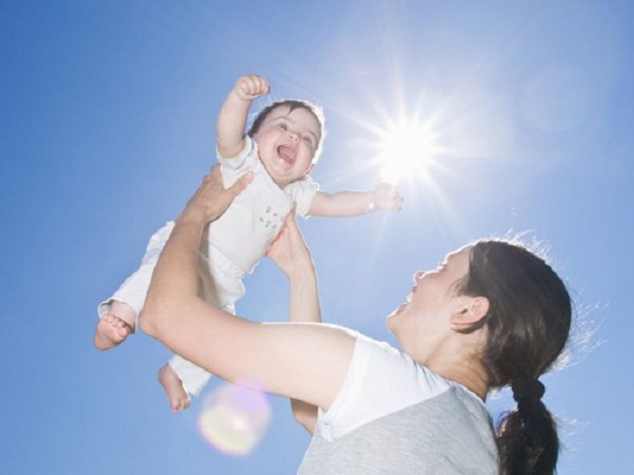 Tắm nắng cho trẻ để tăng cường tổng hợp vitamin D