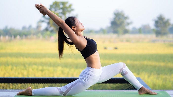 Yoga là một hệ thống các bài tập kết hợp kỹ thuật thở và thiền có nguồn gốc từ Ấn Độ