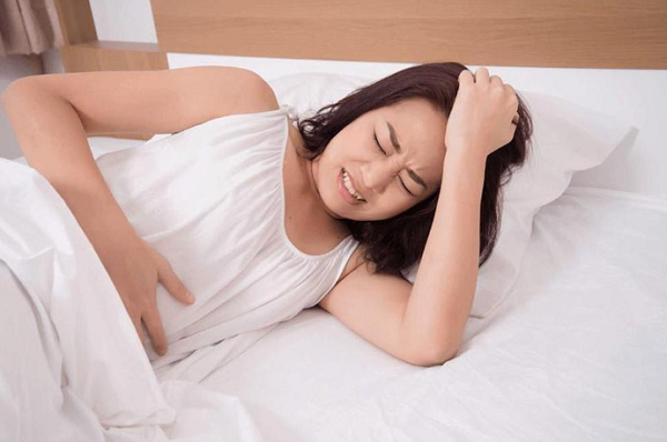 Đau bụng kinh là hiện tượng thường thấy của nhiều chị em khi đến tháng