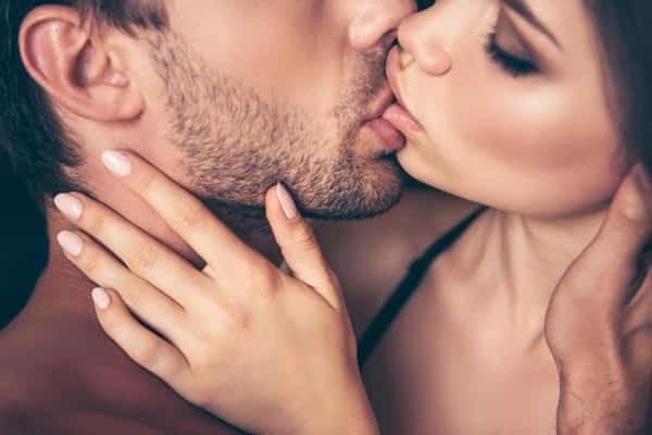 Cách hôn môi bạn gái khi lần đầu làm tình