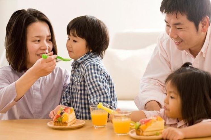 Tạo không khí bữa cơm vui vẻ giúp trẻ ăn ngon hơn