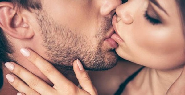 Khi hôn, việc bị kích thích là hiện tượng thường thấy ở các chàng trai