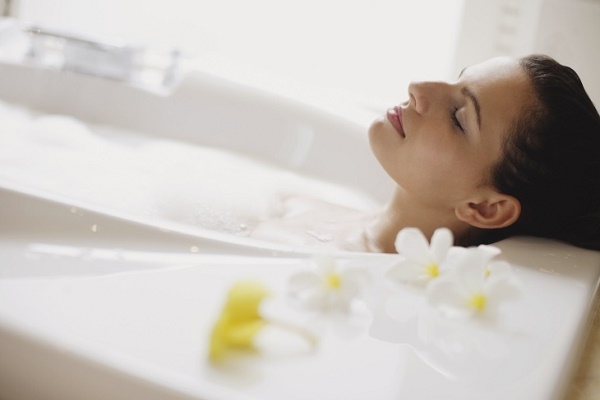 Ngâm nước nước ấm để thư giãn cơ thể là cách giảm đau hữu hiệu