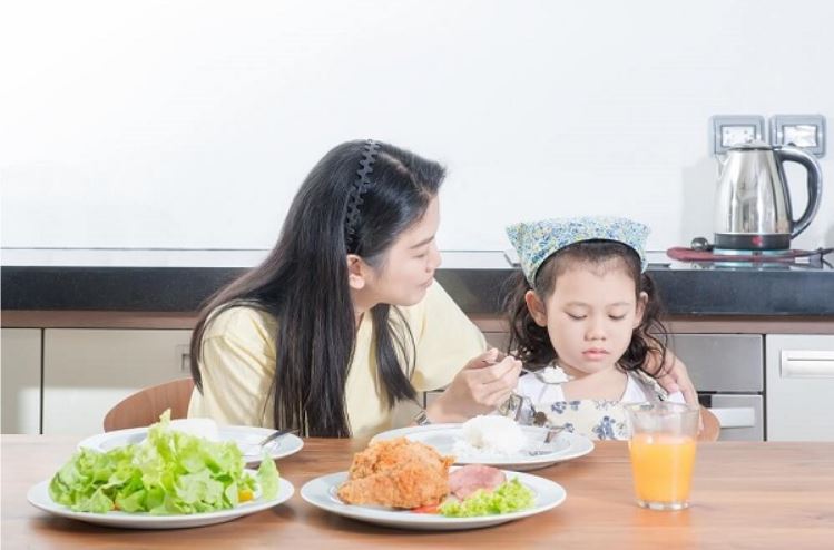 Trẻ biếng ăn kéo dài dẫn đến trí não chậm phát triển