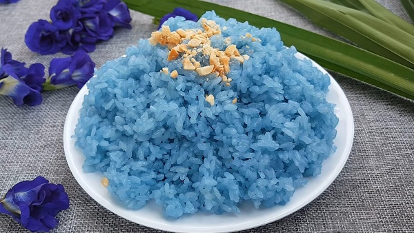 Một món ăn được làm với nguyên liệu màu xanh đặc trưng của hoa đậu biếc