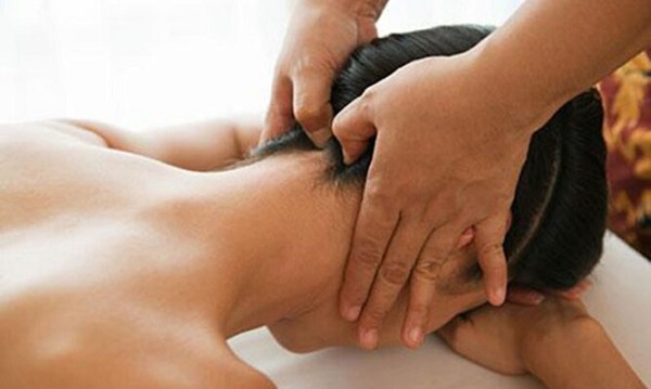 Bấm huyệt Phong Trì hỗ trợ điều trị đau nhức cổ và vai gáy