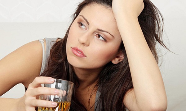 Phụ nữ uống rượu trước khi ngủ cũng gây nên hiện tượng ngủ ngáy