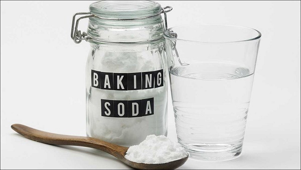 Dùng baking soda pha với nước ấm uống giúp trung hoà acid dạ dày một cách hiệu quả