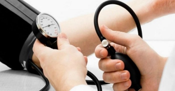 Tụt huyết áp là biến chứng thường gặp khi chạy thận nên bác sĩ cần theo dõi chỉ số này trong suốt quá trình chạy