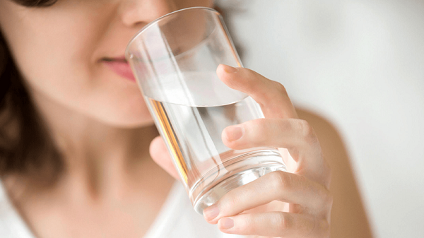 Uống tổi thiểu 2 - 2,5 lít nước mỗi ngày để hạn chế lắng đọng sỏi tại thận