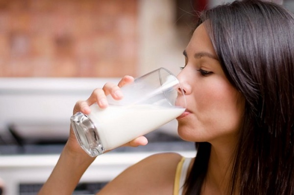 Uống sữa đúng cách sẽ giúp hỗ trợ cải thiện hội chứng trào ngược dạ dày - thực quản hiệu quả