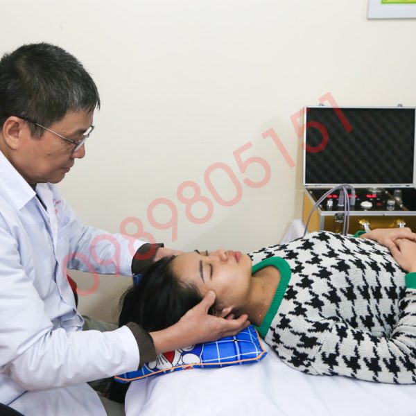 Bác sĩ Nguyễn Đình Bách sử dụng máy DDS thế hệ 9