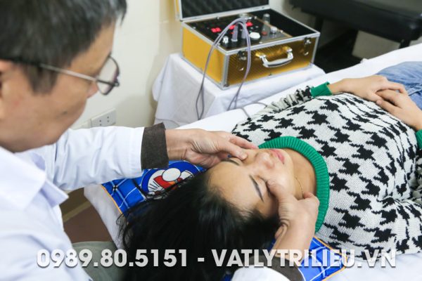 Bác sĩ Nguyễn Đình Bách điều trị bằng máy DDS 2021 cho bệnh nhân