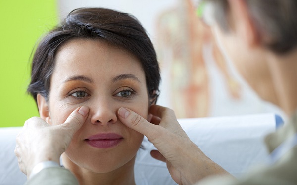 Mờ mắt là một triệu chứng có thể gặp ở viêm xoang sàng. Nặng hơn là suy giảm thị lực và mù loà