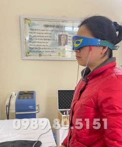 Sử dụng kính xung điện trị liệu cho bệnh nhân